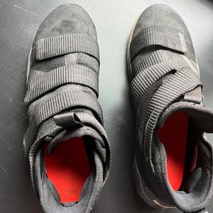 Mens Lebron basketball shoes